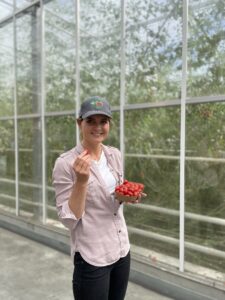 Our motivated employees lovingly care for our first-class organic tomatoes, including delicious snack tomatoes. With passion and sustainable commitment, we produce high-quality organic vegetables that delight both the palate and the environment.