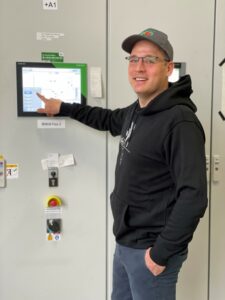 Our top team of motivated employees produces high-quality organic vegetables using sustainable circular economy practices. By generating electricity and heat simultaneously, CHP plants achieve high efficiency and contribute to reducing CO2 emissions, especially when powered by renewable energies such as biogas.